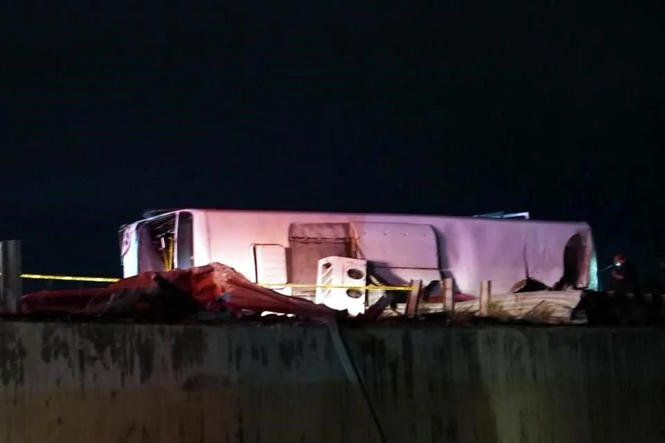 Image - Alcaldes Regios La Volcadura De Camión En Apodaca Dejó Ocho Muertos Y 58 Heridos Tras Un Accidente Vial En La Carretera Miguel Alemán.