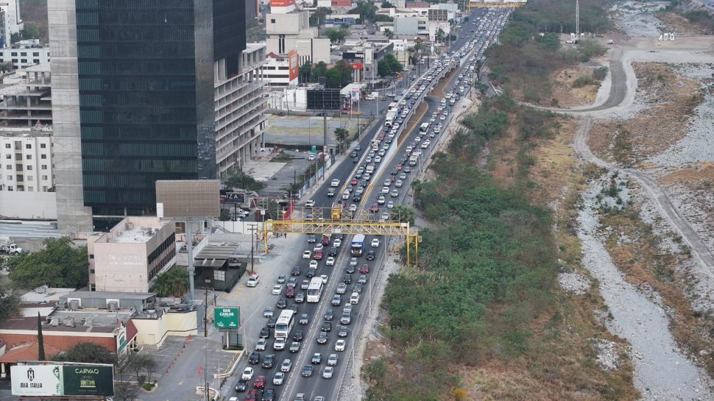 Derrumbe-en-la-línea-4-morones-prieto-tráfico-en-nuevo-león-línea-4-del-metro-movilidad