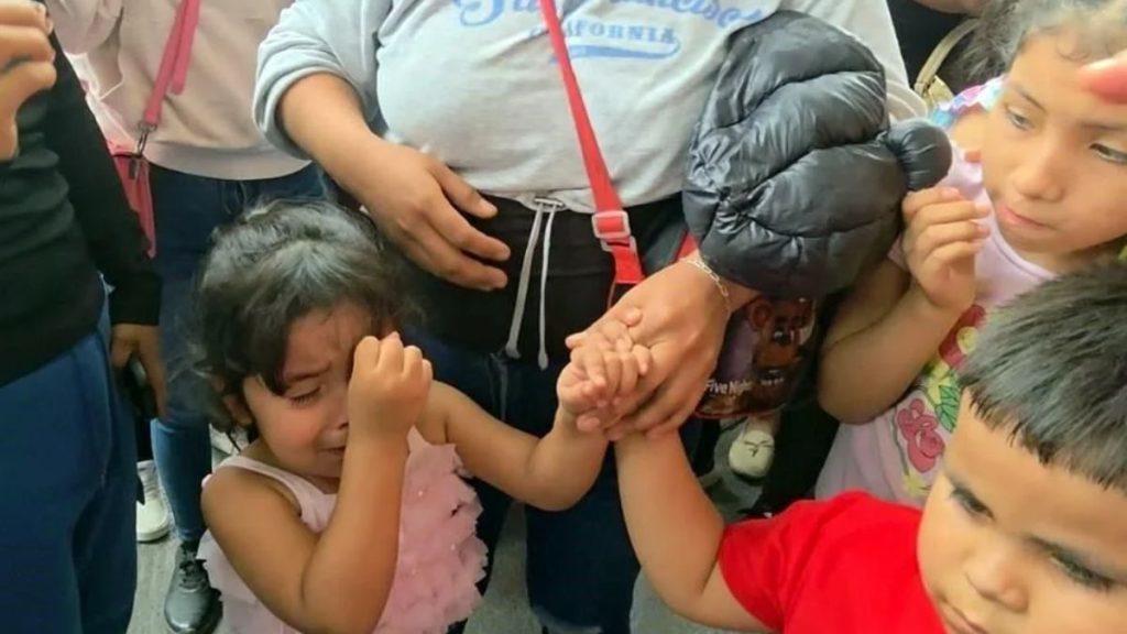 Niños Llorando Por No Conseguir Boleto Al Festival Del Día Del Niño Por Culpa De Mariana