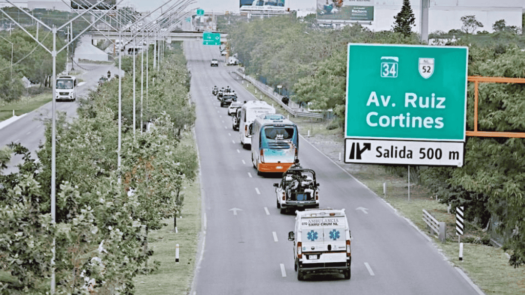 Highway Scene with a Large Green Exit Sign Reading Av. Ruiz Cortines and Salida 500 M, Vehicles Including an Ambulance and a White Car Ahead on a Multi-lane Road. - Alcaldes Regios