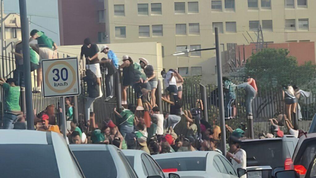 Aficionados Queriendo Entrar Al Fan Fest - Alcaldes Regios