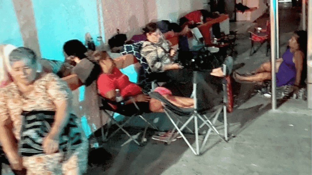 Familias Duermen Afuera Del Dif Nuevo León Por Apoyos Porque El Dif Nl No Entrega Apoyos - Alcaldes Regios