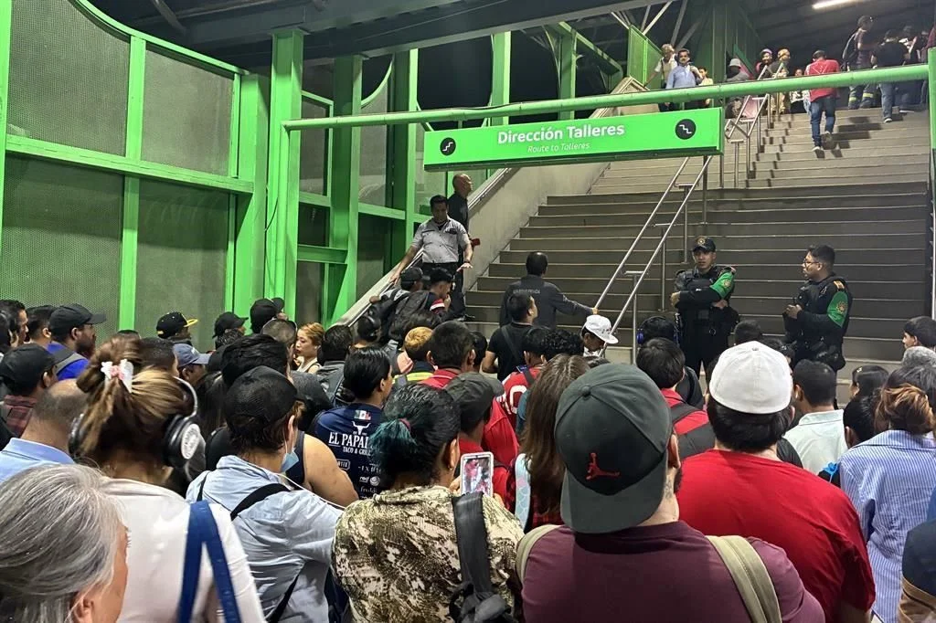 Image - Alcaldes Regios La Reciente Falla En El Metro Colapsó Las Estaciones Y Evidenció La Crisis De Movilidad En Nuevo León. Descubre Cómo Afecta a Los Usuarios Diariamente. - Alcaldes Regios