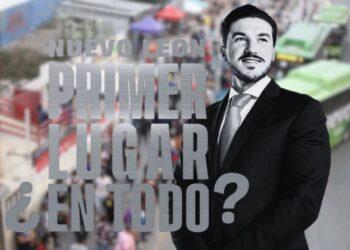 Banner Promocional Con Un Hombre En Traje En Primer Plano Y Una Escena De Mercado Desenfocada, Con Un Texto Grande En Español De Color Gris Superpuesto En El Fondo. - Alcaldes Regios