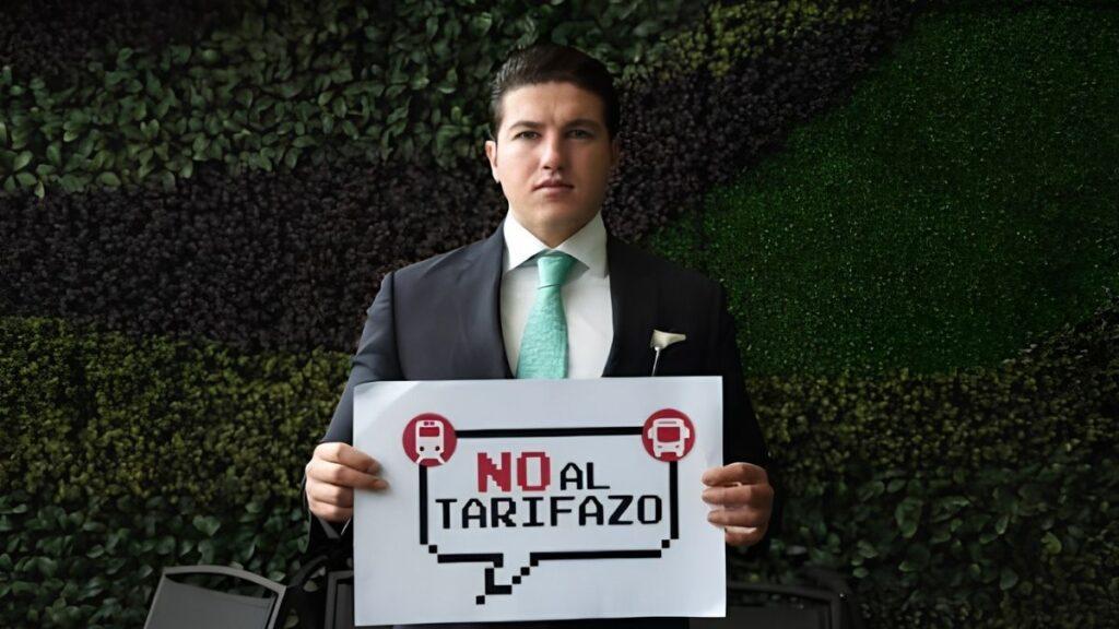 Samuel García Con Cartel De No Al Tarifazo - Alcaldes Regios