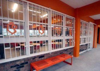 Escuelas naranja de Nuevo León causan indignación por evidente propaganda política estatal